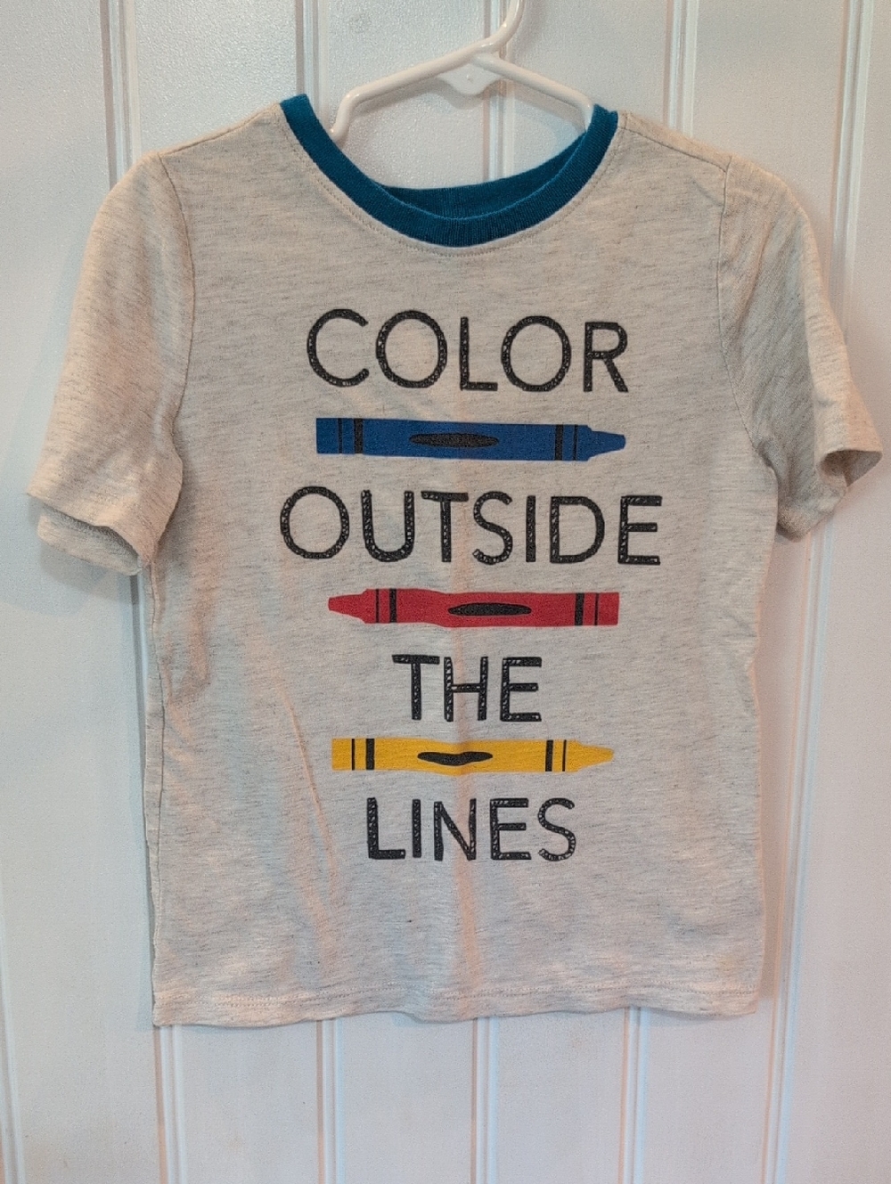 Old Navy Kids Graphic Tee - Light Gray with Blue Red Yellow Crayons